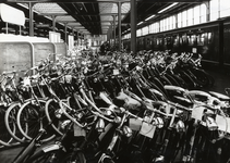 171200 Afbeelding van voor verzending gereedstaande rijwielen op het perron van het N.S.-station Amsterdam Amstel te ...